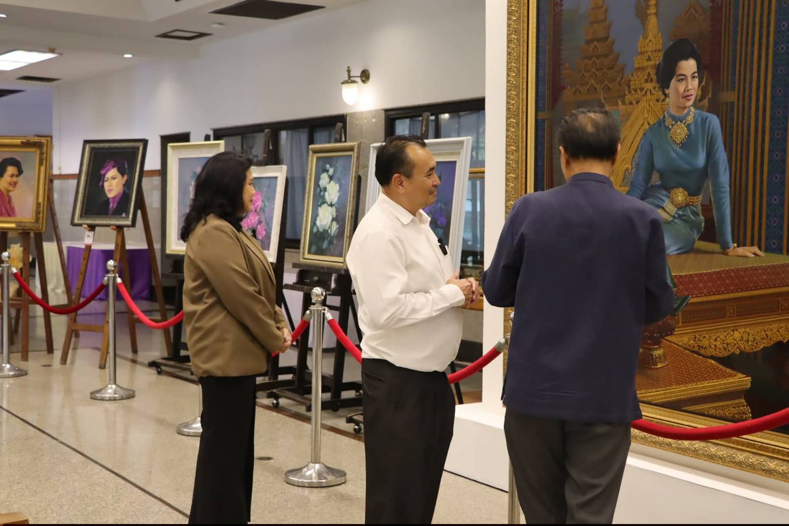 title - นายอำเภอบางไทร และคณะผู้บริหารท้องถิ่น ลงพื้นที่เยี่ยมชมสถานที่ภายใน ศูนย์ส่งเสริมและพัฒนาอาชีพเสริมนอกภาคการเกษตร (ศูนย์ศิลปาชีพบางไทรฯ (เดิม)) และแผนกฝึกอบรมทั้ง 12 แผนก